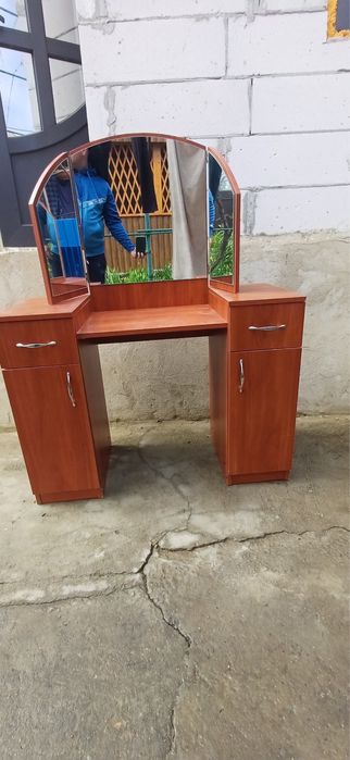 Продам столик косметичний