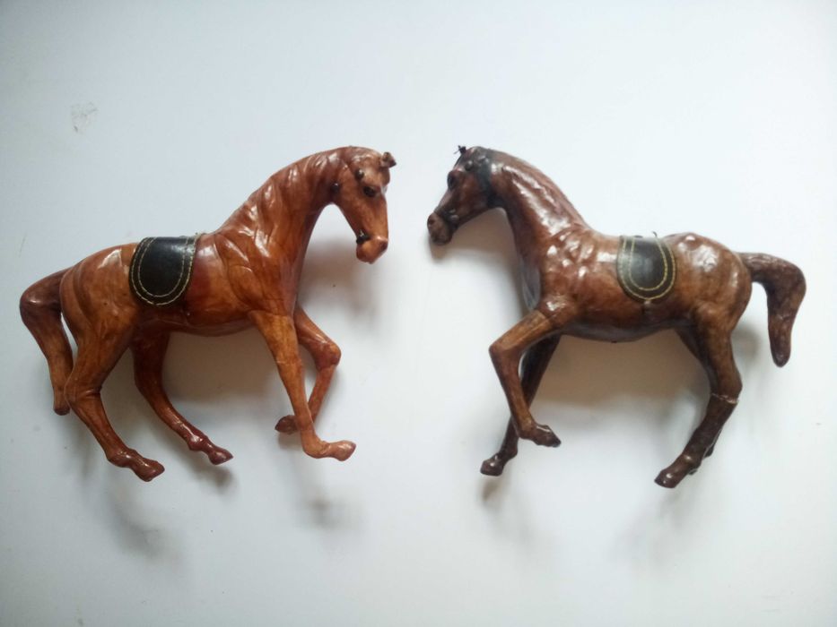Konie ze skóry duże figurki