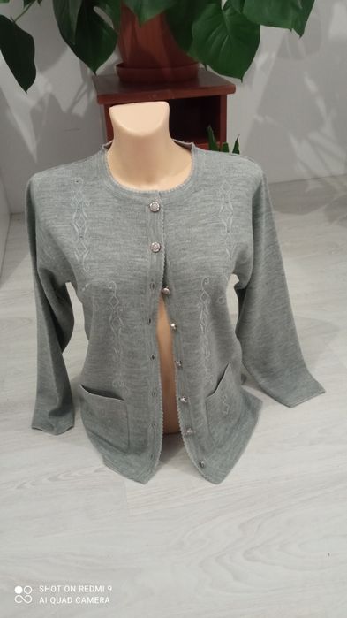 Elegancki rozpinany sweterek damski z haftem