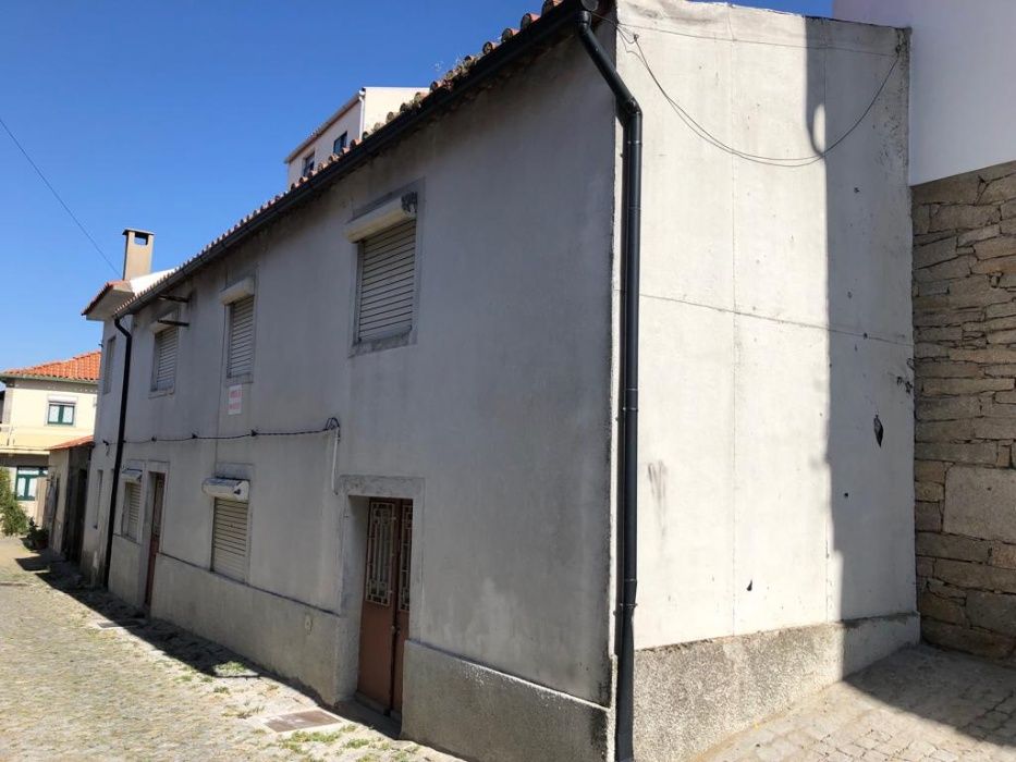 Moradia no centro da vila de Mogadouro.