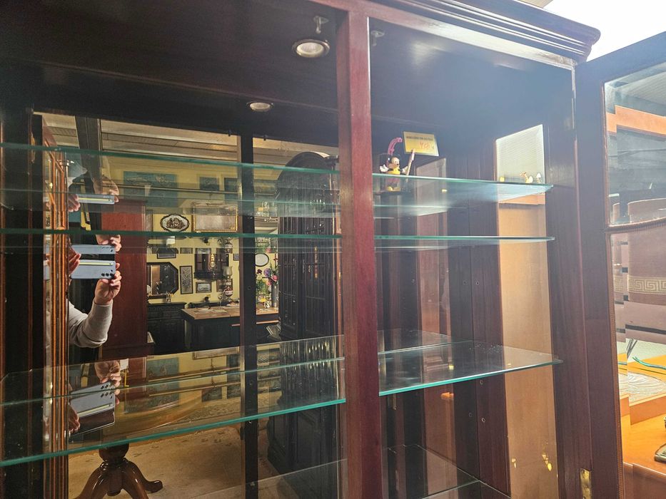 Excelente cristaleira em madeira, prateleiras em vidro e fundo e