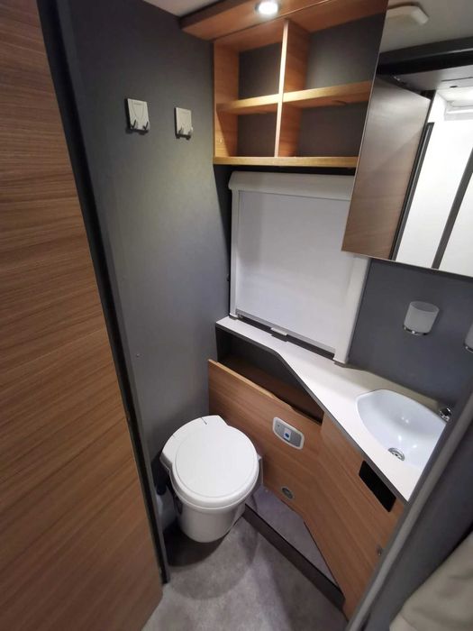 Wynajem kampera Półintegra 5 osób zimowy isofix ogrzewanie Dethleffs