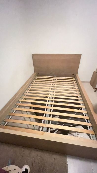 Vendo cama de casal com colchão e bom estado de conservação.