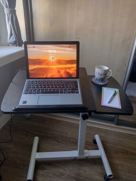 Stolik pod laptopa