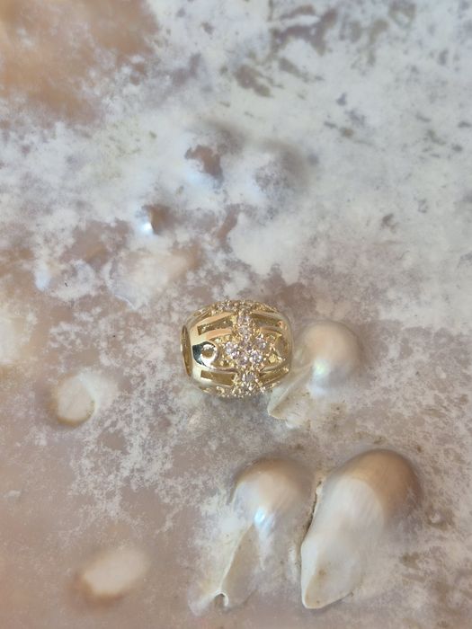 Złoty charms typu Pandora kulka białe cyrkonie ażurowa p. 585