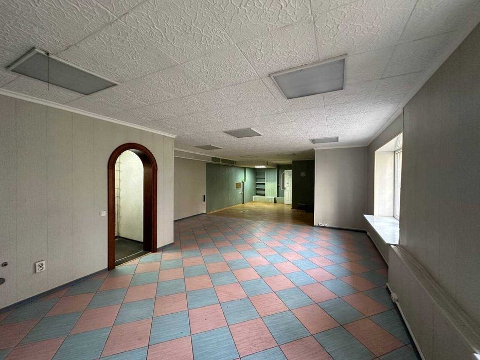 Продаж фасадного комерційного приміщення 234м2