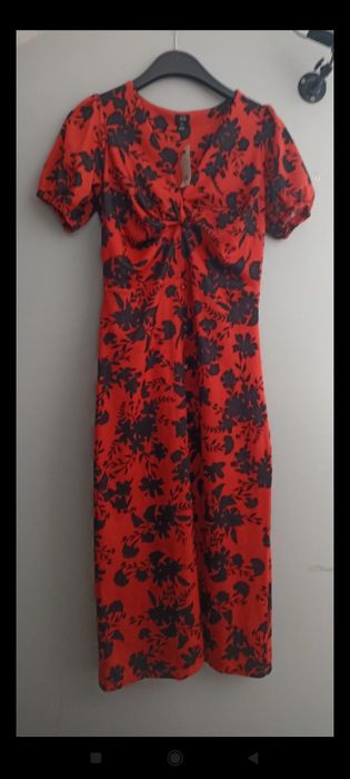 River Island czerwona sukienka w czarne róze .
