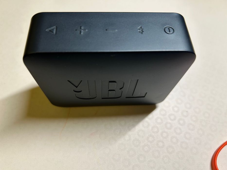 Coluna JBL GO Essencial preta