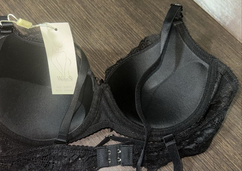 Бюстгальтер, жіноча білизна В