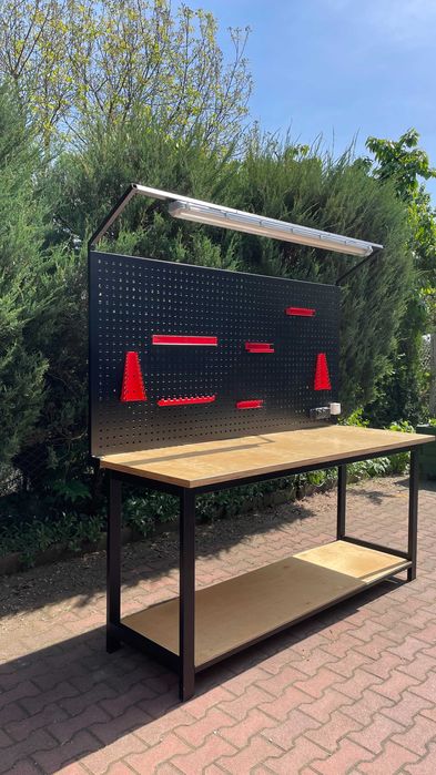 Stół warsztatowy z tablicą i lampą LED. Zawieszki, gniazda 230V
