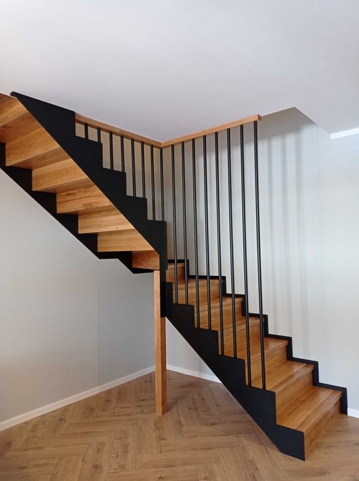 Schody drewniane z litego drewna