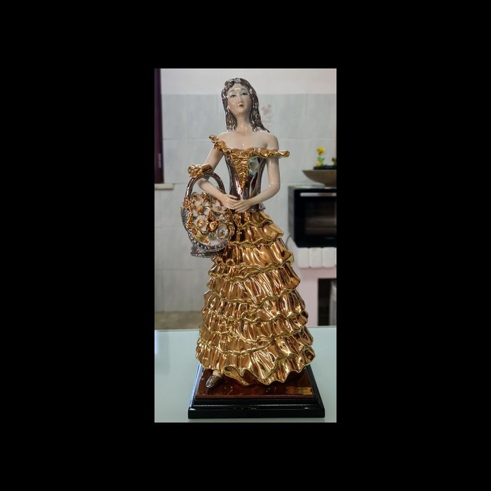 Estatueta porcelana e ouro de lei figura feminina Carfilarte