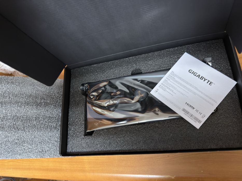 Продам відеокарту Gigabyte AMD Radeon RX 7600 Gaming OC 8G