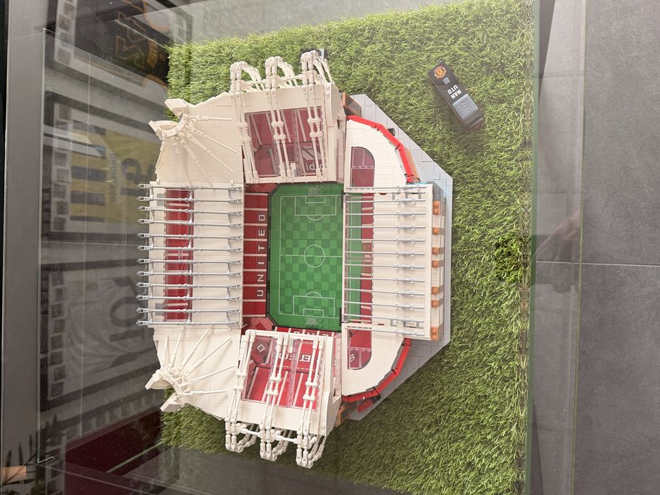 Szklany stolik kawowy Old Trafford Lego Futbol