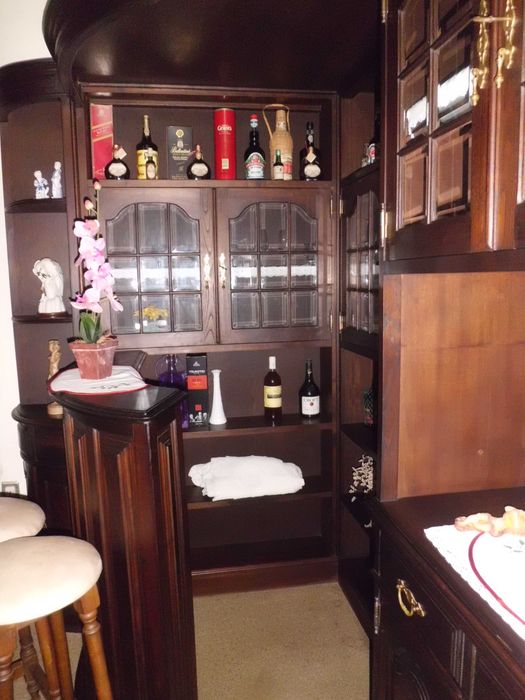 BAR carvalho e dois bancos altos