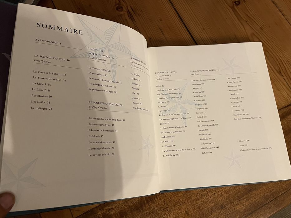 Livro Le langage secret des etoiles et des planetes.