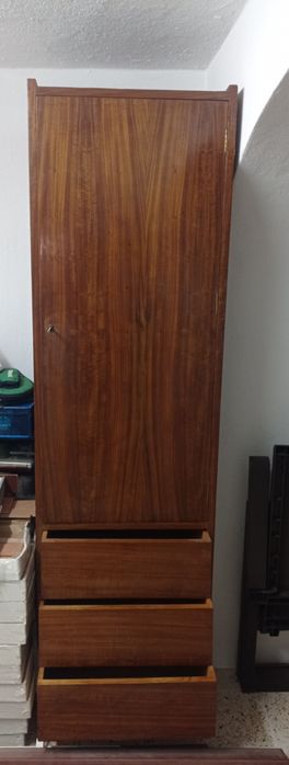 Móvel roupeiro em madeira