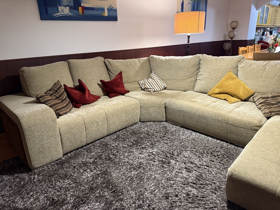 Sofá com chaise longue e 4 bancos