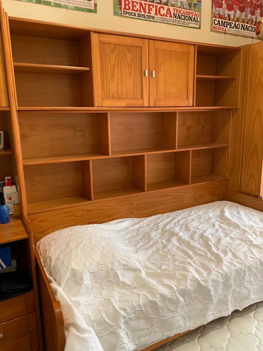 Conjunto de Quarto em Madeira Maciça – Cama, Secretária e Estante