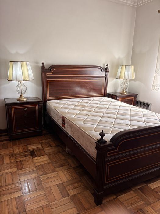 Conjunto de quarto em madeira nobre – cama, mesas de cabeceira e cómoda