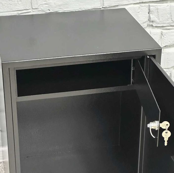 Офісний сейф для зберігання документів з касовим відділенням трейзером