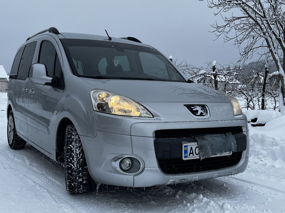 Авто в хорошому стані , 1,6 дизель 
мультируль, клімат контроль , датчик дождя і світла, задній партронік, складаються дзеркала, круїз контроль , склопідйомник, протитуманні фари , зафіксований пробіг у сервісній книжці , є сервісна книжка , два ключа .