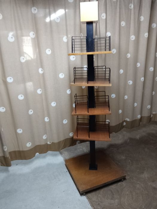 Expositor em madeira e ferro.