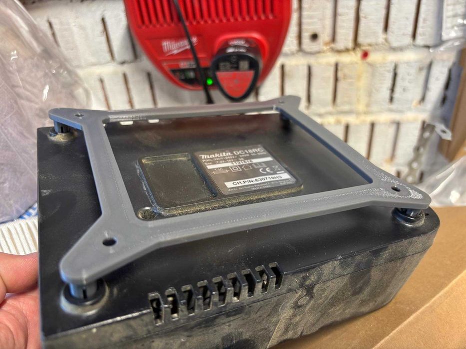 Настінне кріплення для зарядного пристрою Makita DC18RC / DC18RD