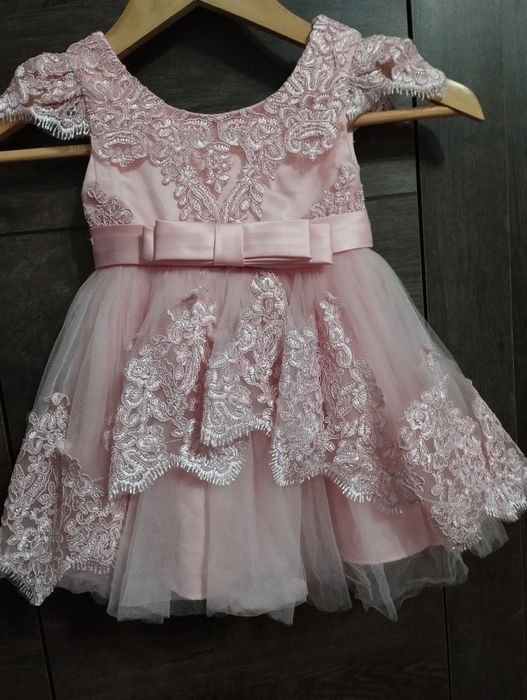 Piękna pudrowo różowa sukienka dla dziewczynki 86/92