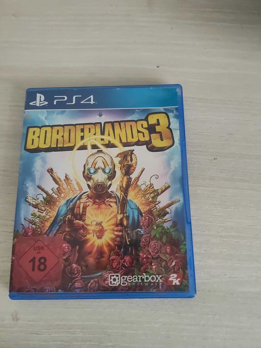 PS4 com 2 comandos e jogos incluidos