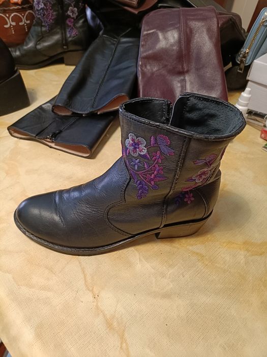 Botins preto  em pele 10€