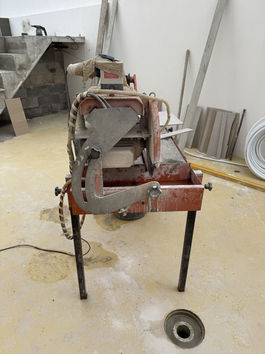 Maquina corte pedra azulejo com agua