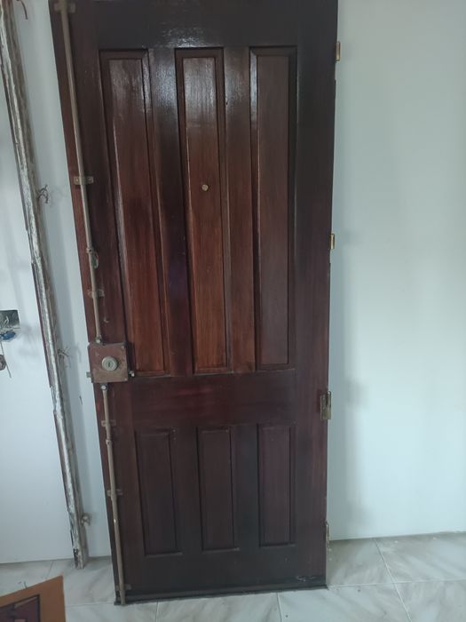 Porta em madeira maciça