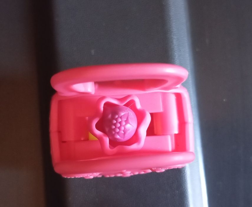 Polly Pocket mala miniatura com anel de flor.