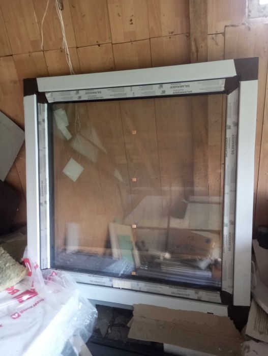 Okno PCV 1200 x 1200 w kolorze dąb bagienny