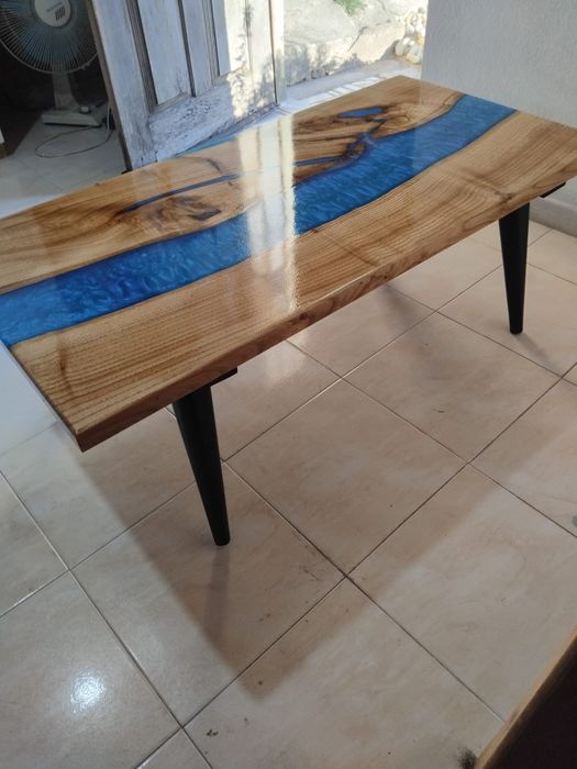 Mesa em madeira com resina
