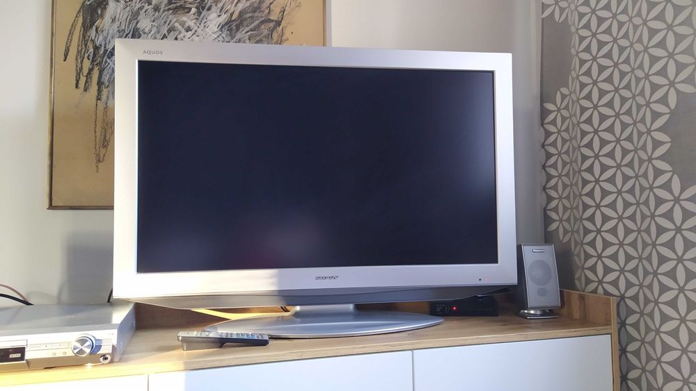 37'' Elegancki telewizor Sharp AQUOS LC-37AD5E