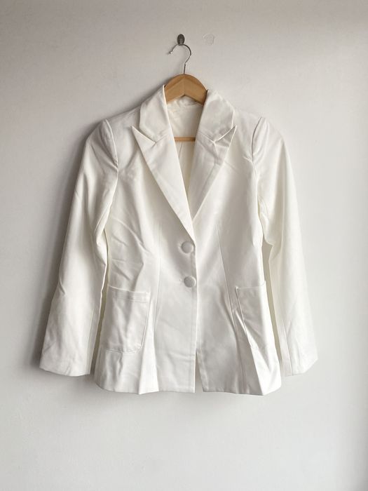 4th: Biała elegancka marynarka z wycięciem z tyłu roz XS żakiet blazer
