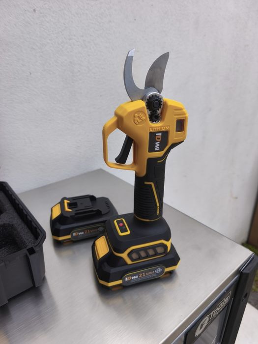 Tesoura de Poda eléctrica com 2 baterias