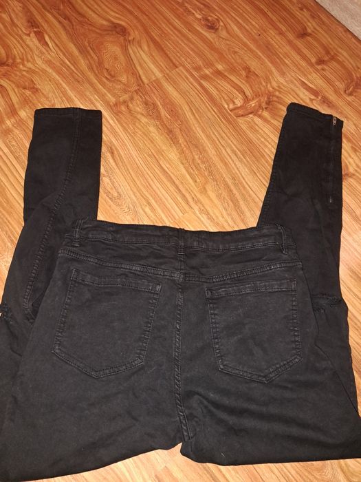 Czarne jeansy elastyczne Sinsay damskie 42 z rozdarciami rurki