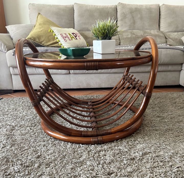 Mesa de centro em bambu com tampo em vidro em bom estado