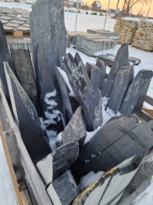 Czarny łupek monolit kamienny kamień naturalny gigant