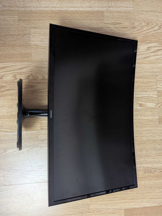 Монітор Samsung LS24D360GAIXCI Є дефект. ((У повній комплектації))