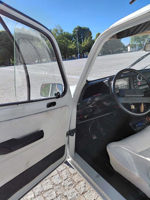 Carrinha Renault 4L restaurada