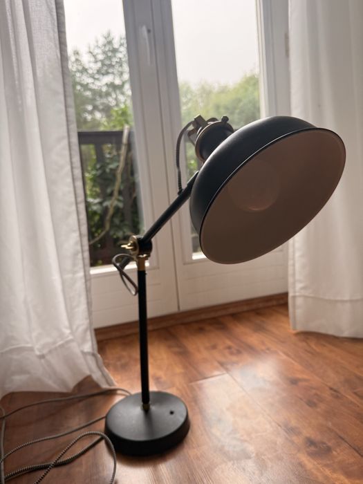 Czarna lampka biurowa ikea