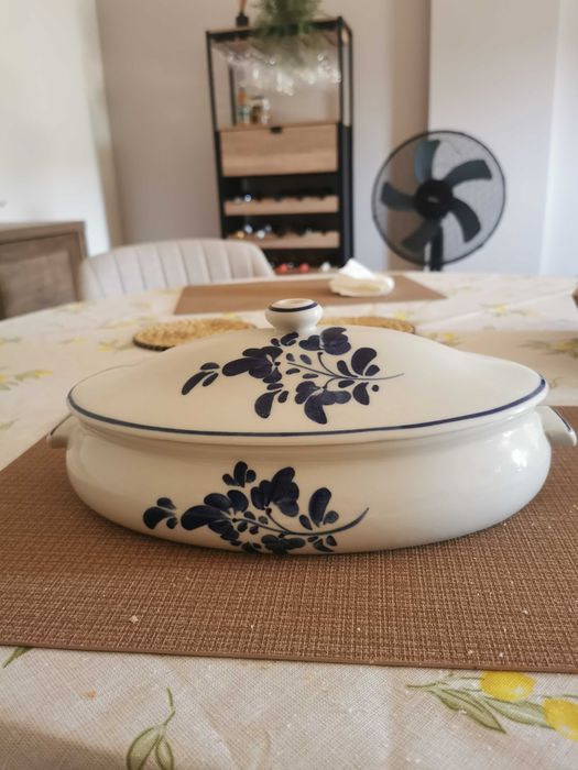 Terrina oval em tons de azul pintada à mão