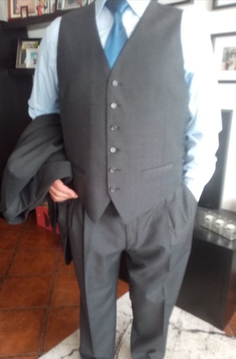 Fato completo cinza escuro com colete