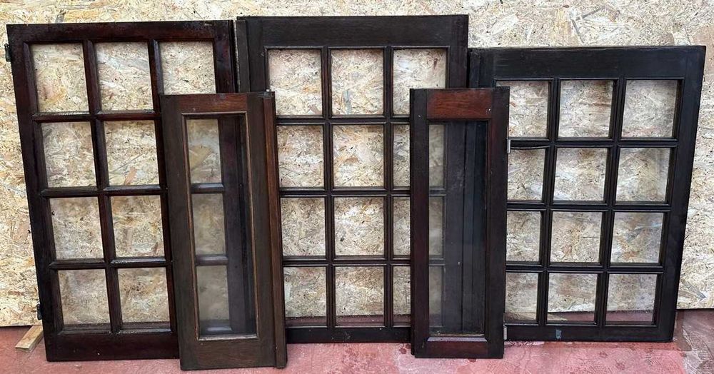 Janelas antigas, quadriculadas, diversas,