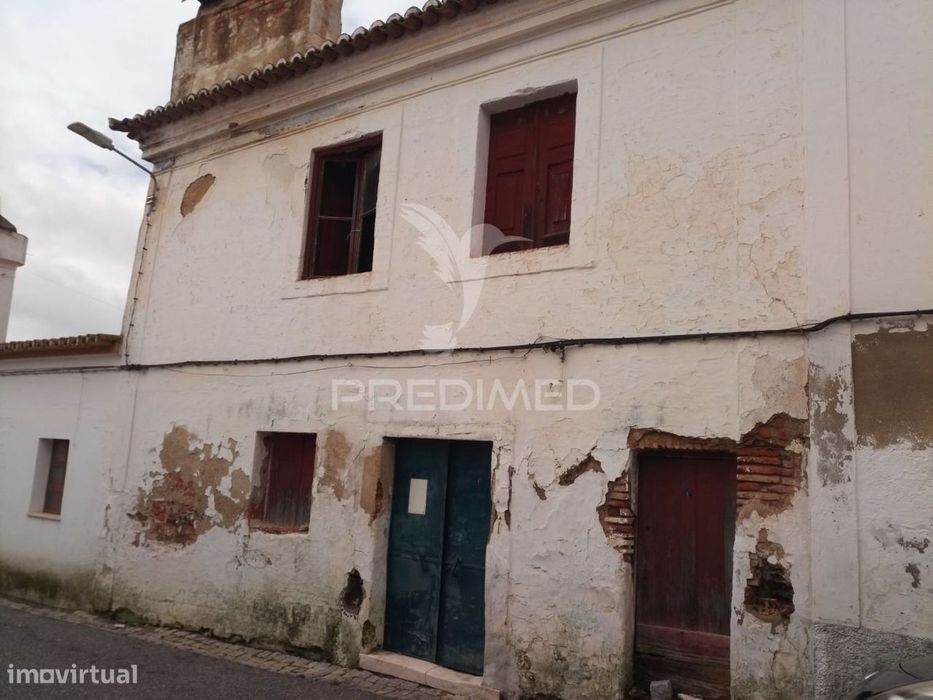 Moradia T6 para reconstrução no coração do Alandroal — com vista ma...