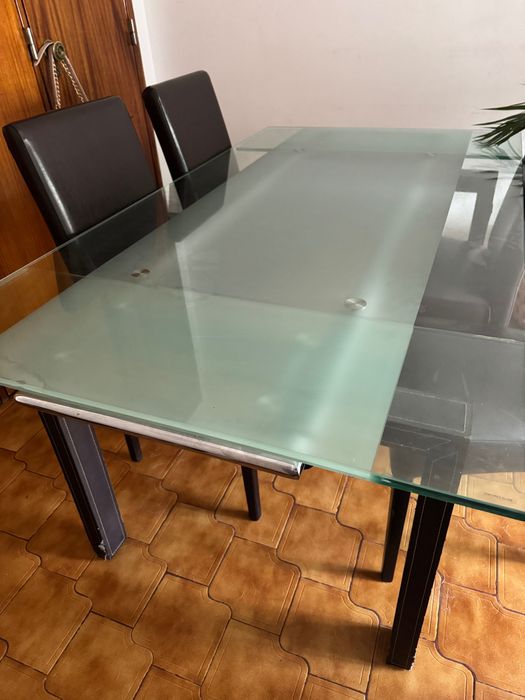 Mesa de vidro com 4 cadeiras